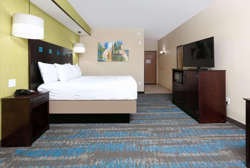 La Quinta Inn & Suites by Wyndham Dallas Grand Prairie South photo 19