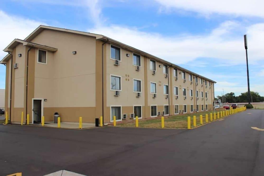 Super 8 by Wyndham Wyoming/Grand Rapids Area photo 13