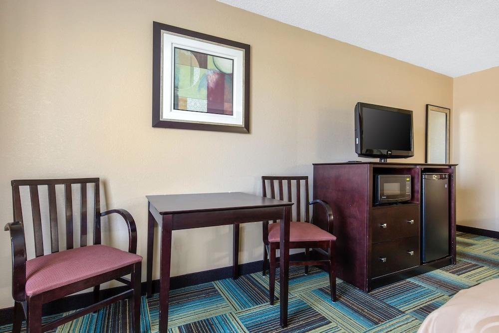 Quality Inn & Suites Arnold - St Louis photo 11