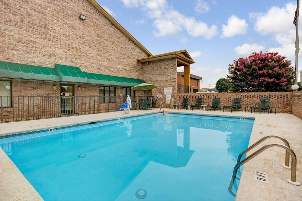 Days Inn by Wyndham Conover-Hickory photo 17