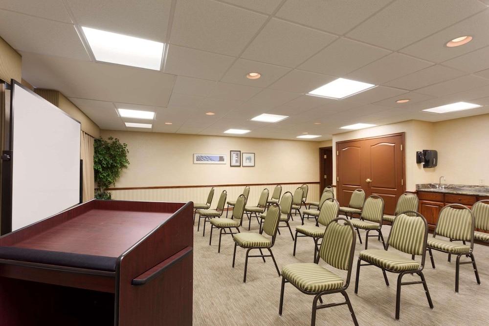 Country Inn & Suites by Radisson, Norman near University photo 3