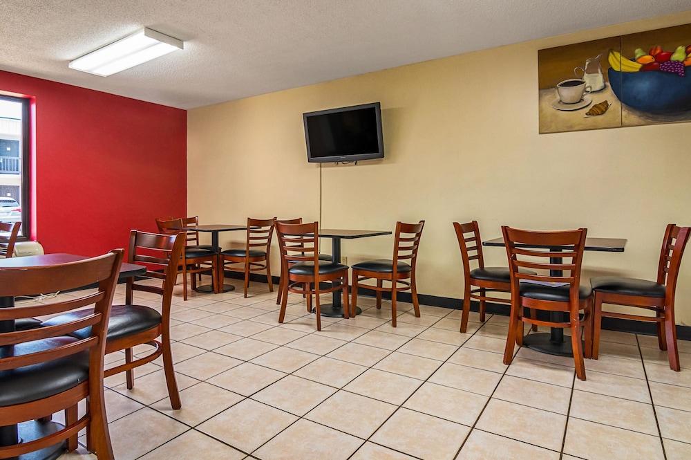 Econo Lodge Research Triangle Park photo 25