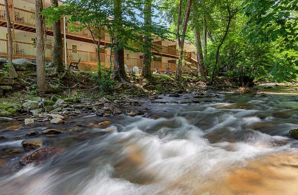 Maggie Valley Creekside Lodge photo 1