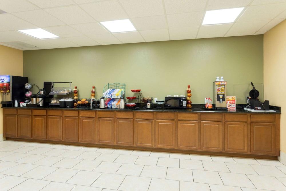 Ramada by Wyndham Lake Placid photo 4