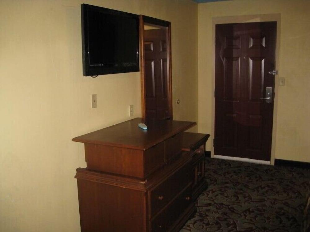 Economy Inn photo 8