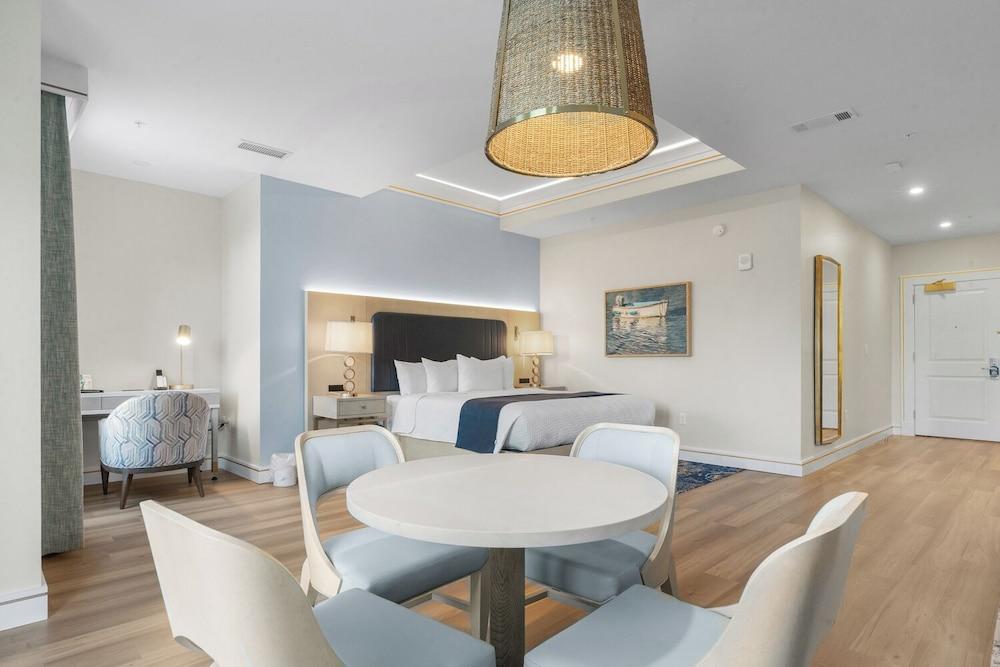 Harbor Suites at Harborwalk Village photo 33