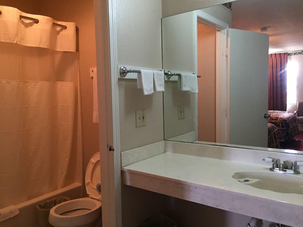 Deluxe Inn Airport photo 9