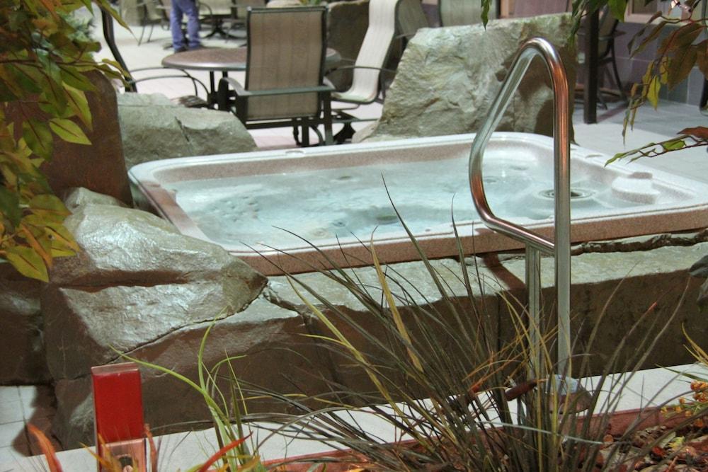 C'mon Inn Hotel & Suites photo 23