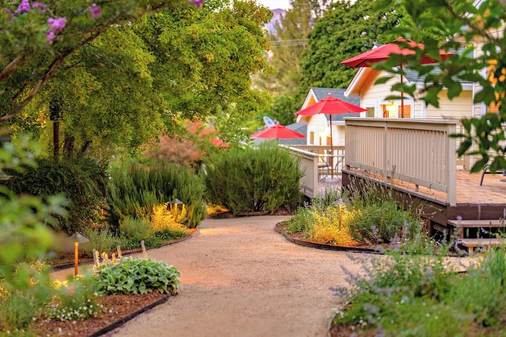 Aurora Park Cottages photo 17