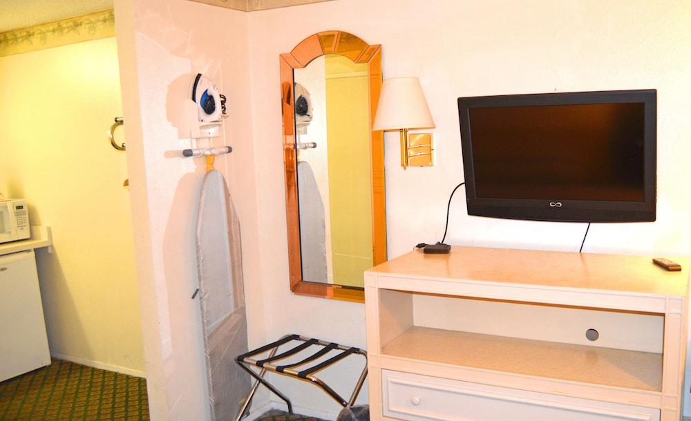 Town House Motel photo 11