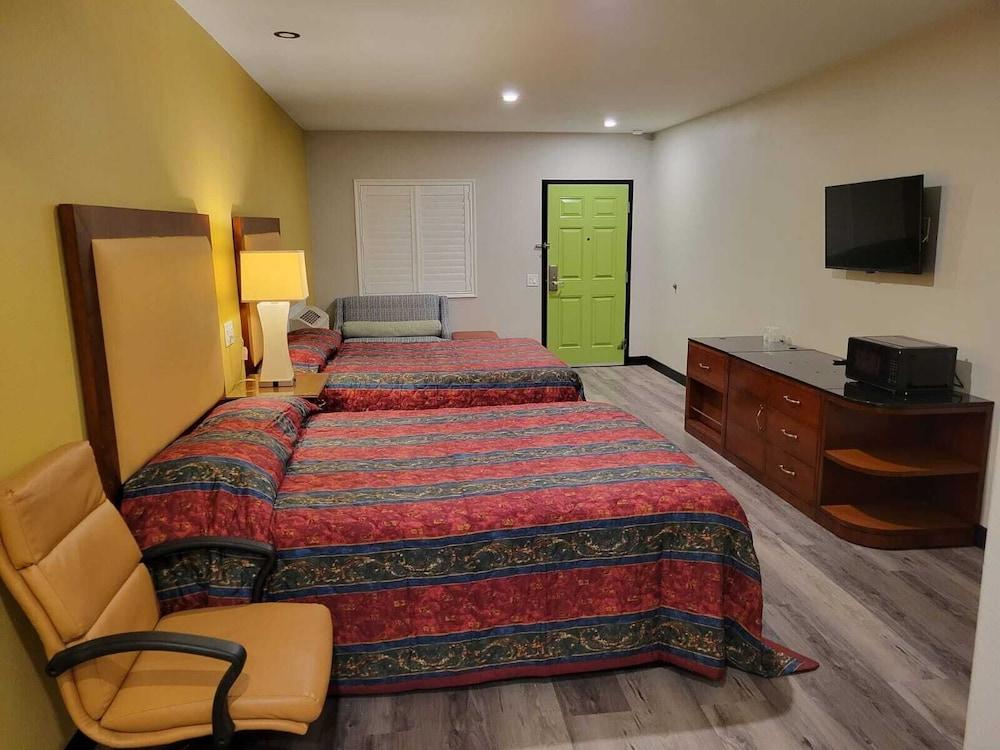 Stadium Inn & Spas photo 5