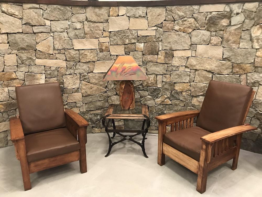 Red Feather Lodge photo 10