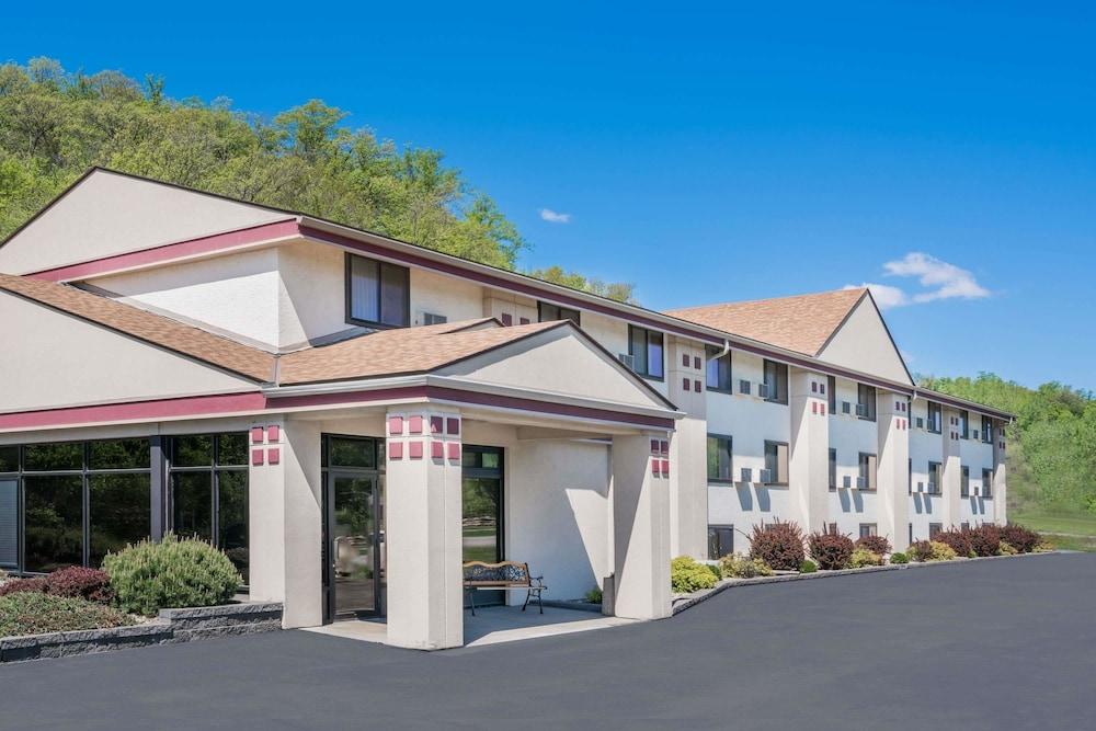 Super 8 by Wyndham Mankato photo 1