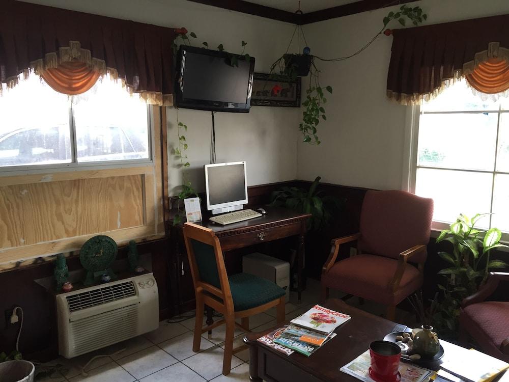 Scottish Inn & Suites photo 2