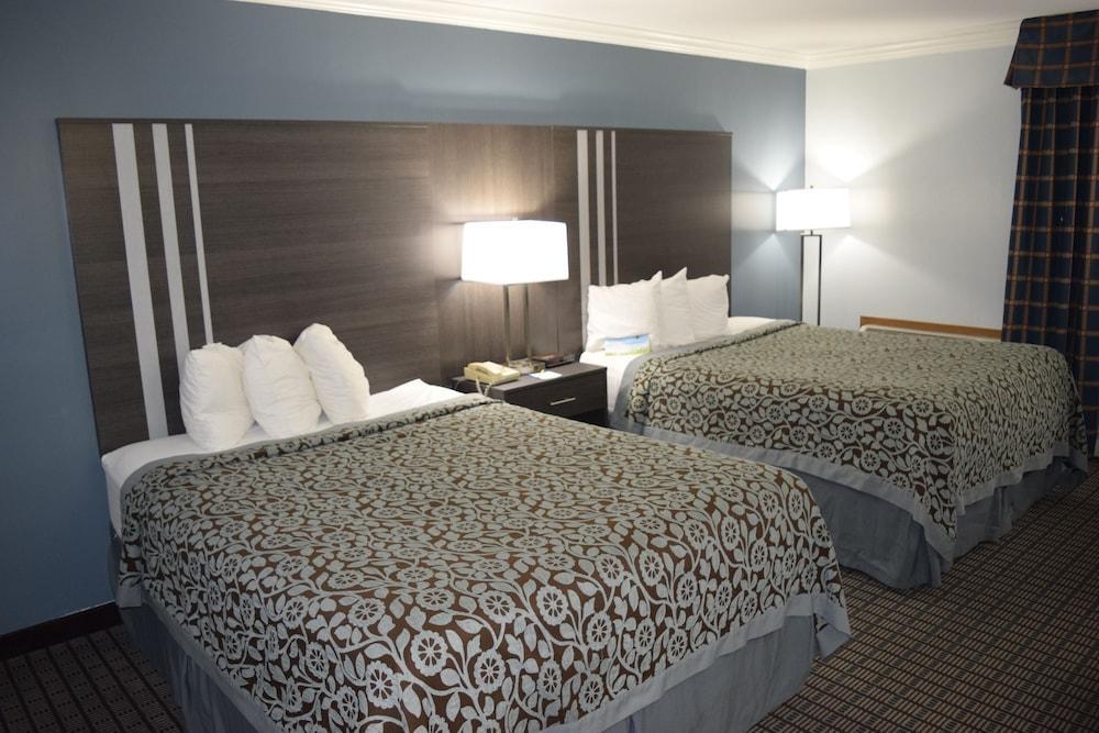 Days Inn by Wyndham Rock Falls photo 50
