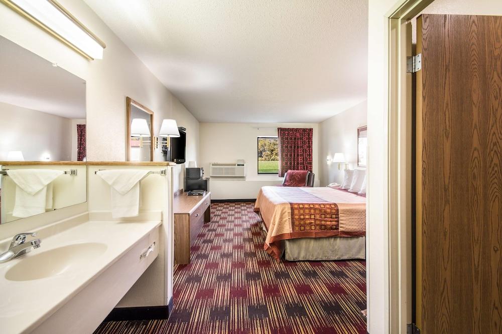 Americas Best Value Inn & Suites Harrisonville photo 18