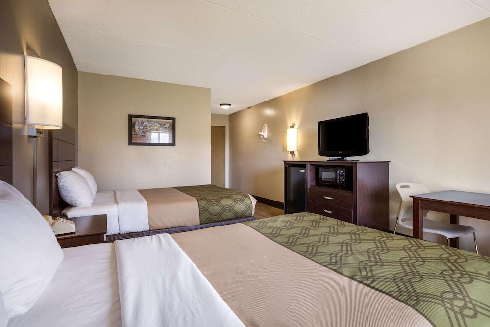 Econo Lodge Darien Lakes photo 46