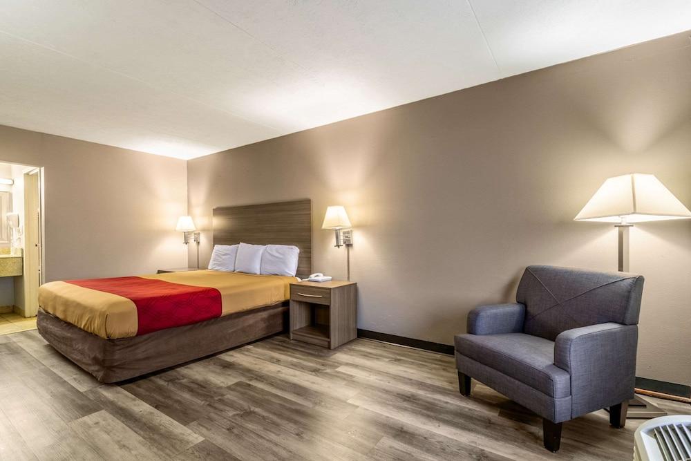 Econo Lodge Seymour photo 27