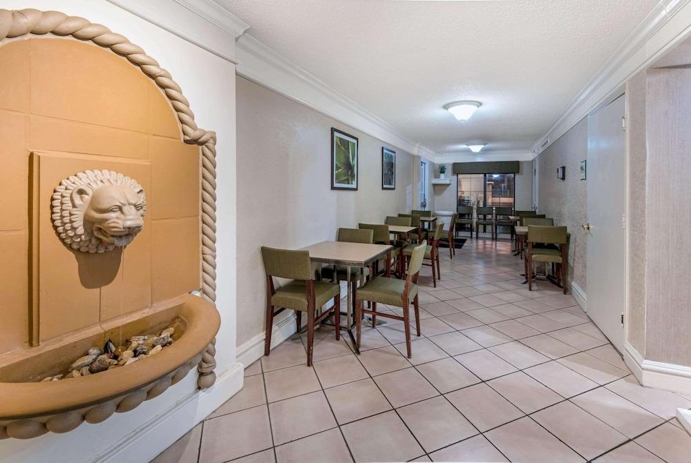 Townhouse Garden Inn & Suites San Antonio I 35 photo 2