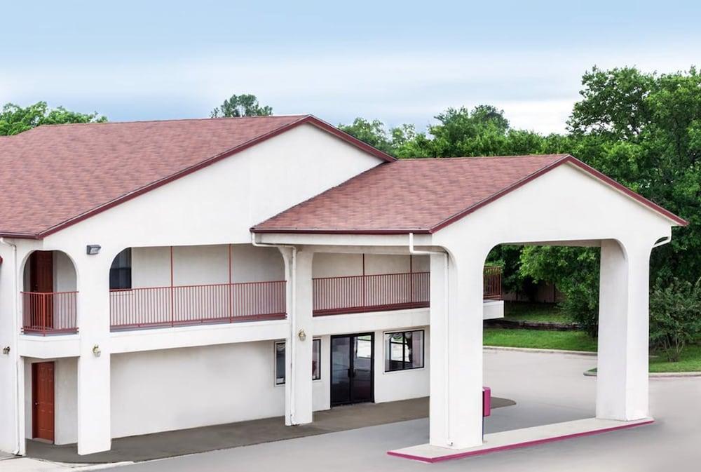 Deluxe Inn Denton photo 1