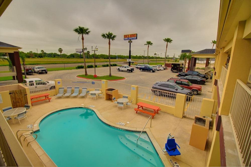 Deluxe Inn & Suites photo 33