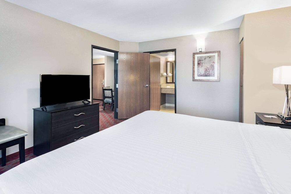 Baymont by Wyndham Brooklyn Center photo 25