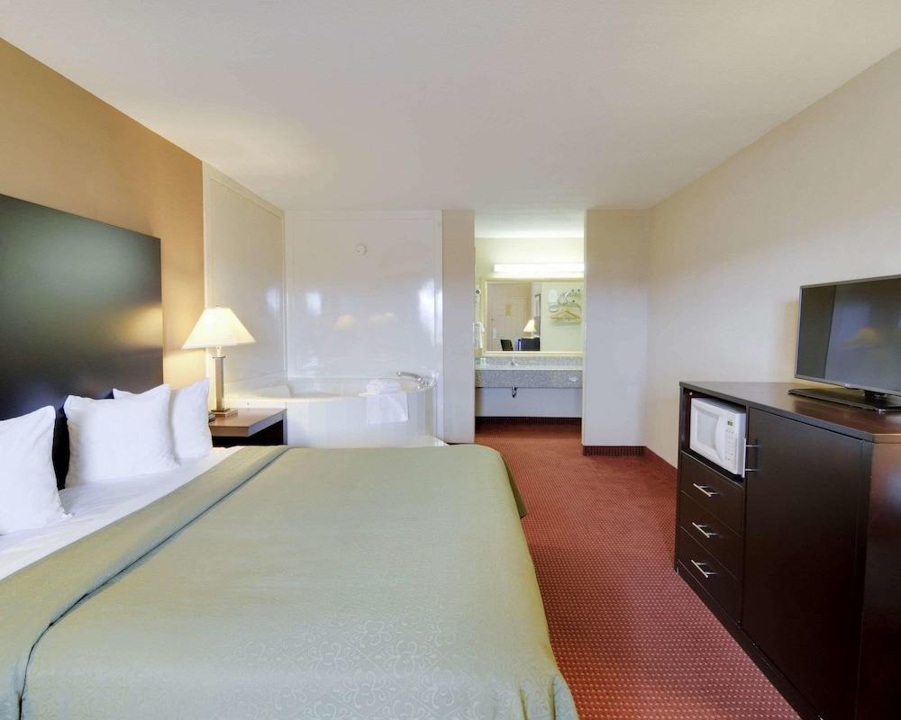 Quality Inn & Suites Clarksville photo 3