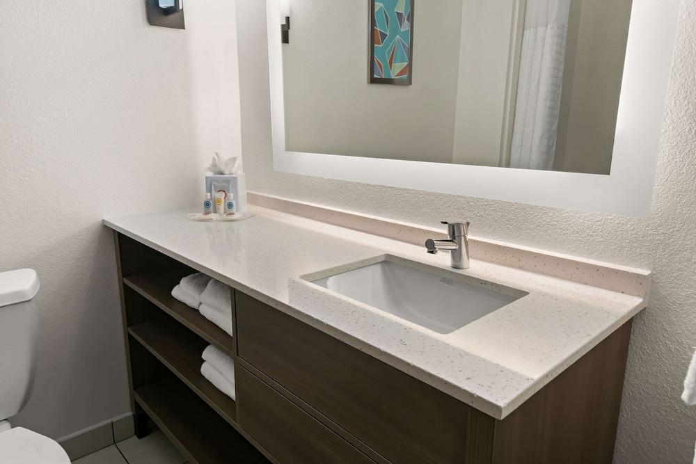 Comfort Suites Granbury photo 22