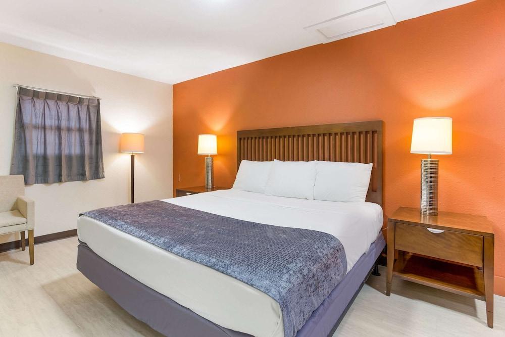 Rodeway Inn Berryville photo 15