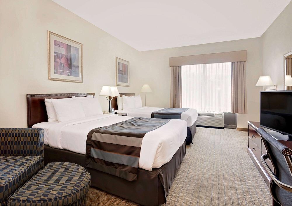 Wingate by Wyndham - Destin FL photo 9