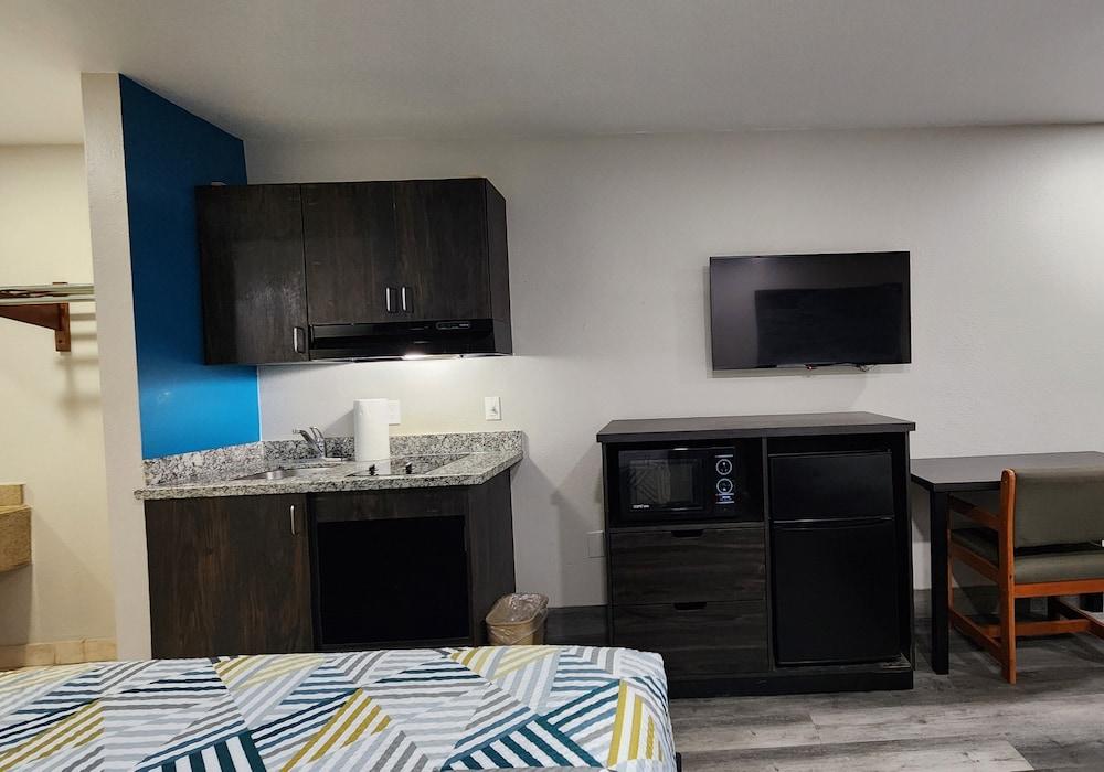 Scottish Inn & Suites photo 35