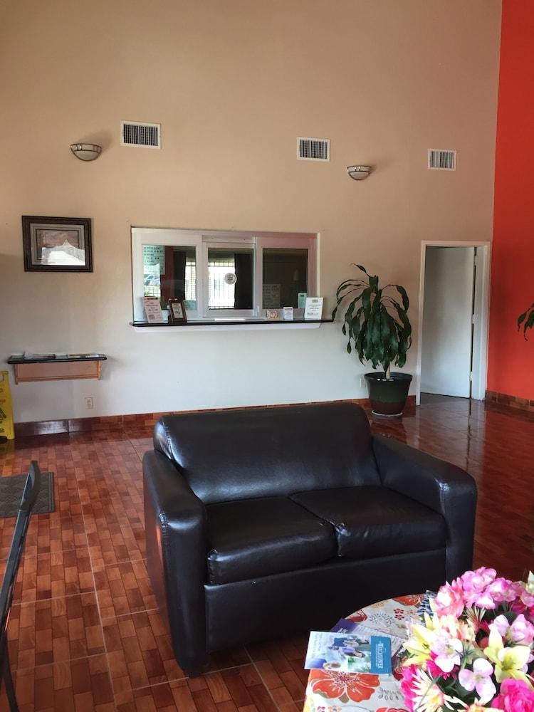 Scottish Inn & Suites photo 3