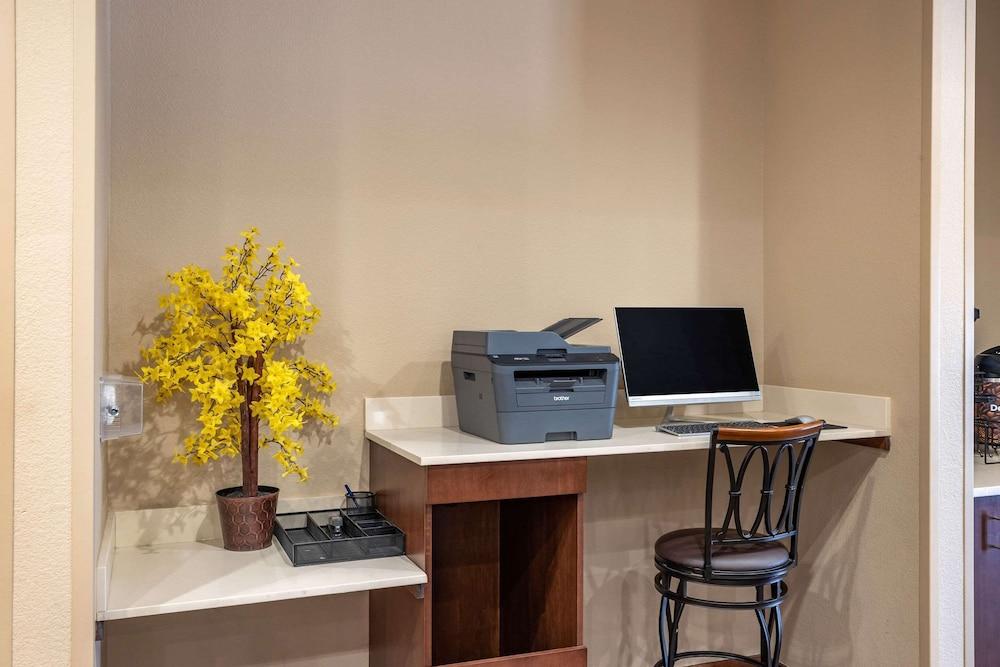 Comfort Inn & Suites Augusta photo 11