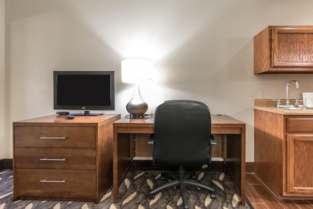 Comfort Suites Rolla photo 41
