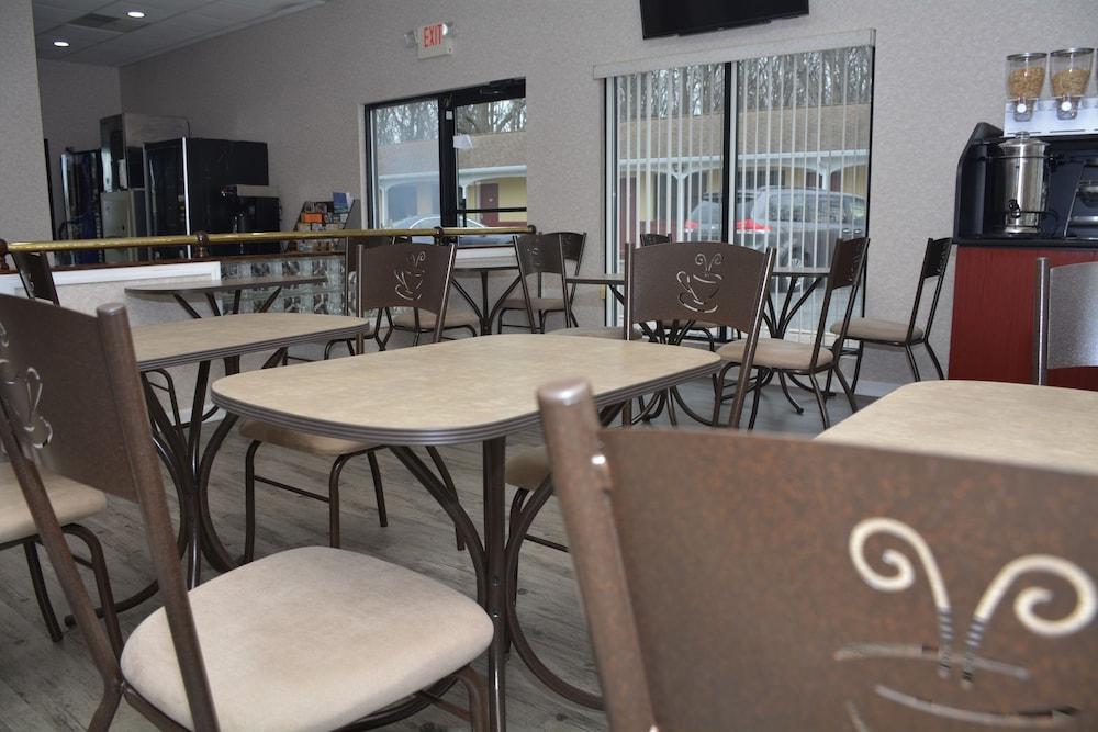 Atlantic Inn & Suites photo 58