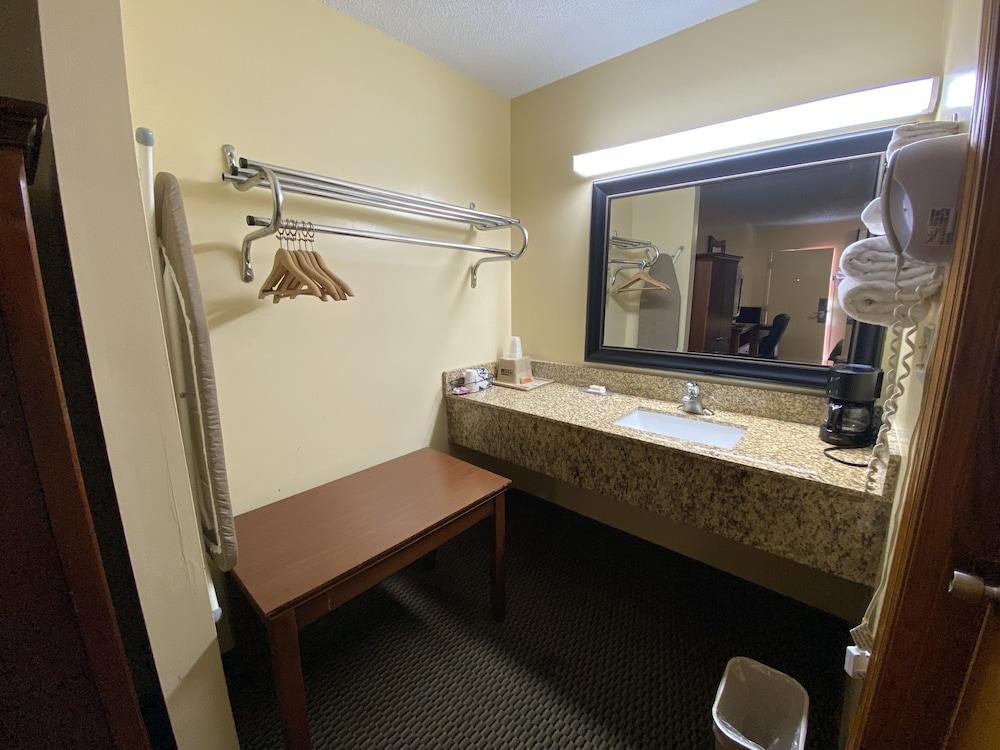 Rodeway Inn photo 27
