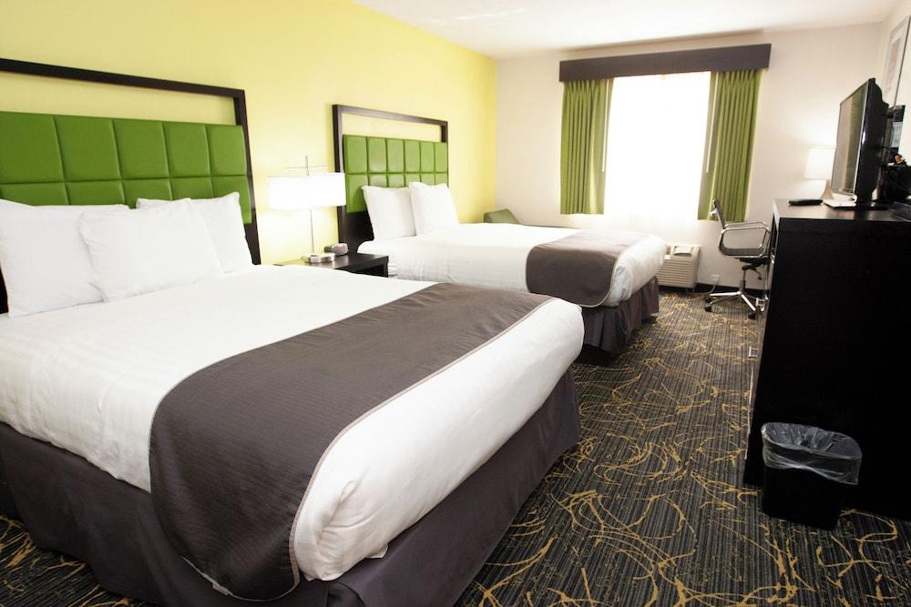 AmericInn by Wyndham Delafield-Waukesha-Milwaukee photo 44