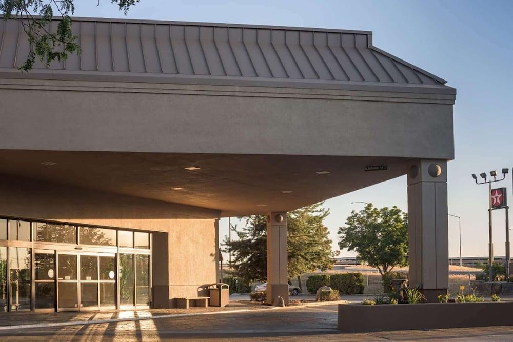 Ramada by Wyndham Boise photo 1