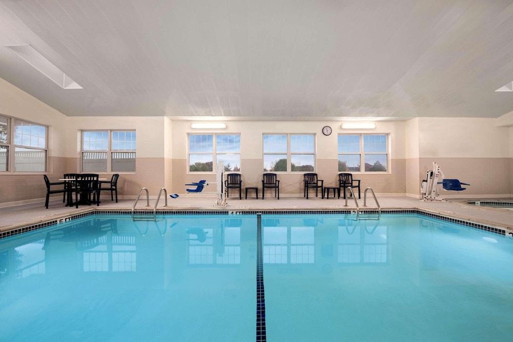 Country Inn & Suites by Radisson, Dundee, MI photo 19