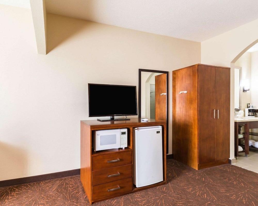 Econo Lodge Inn & Suites East photo 25