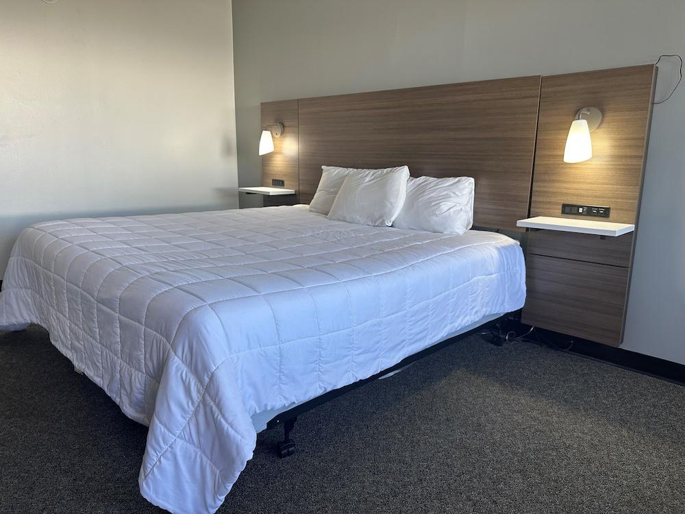 Home-Towne Lodge photo 15