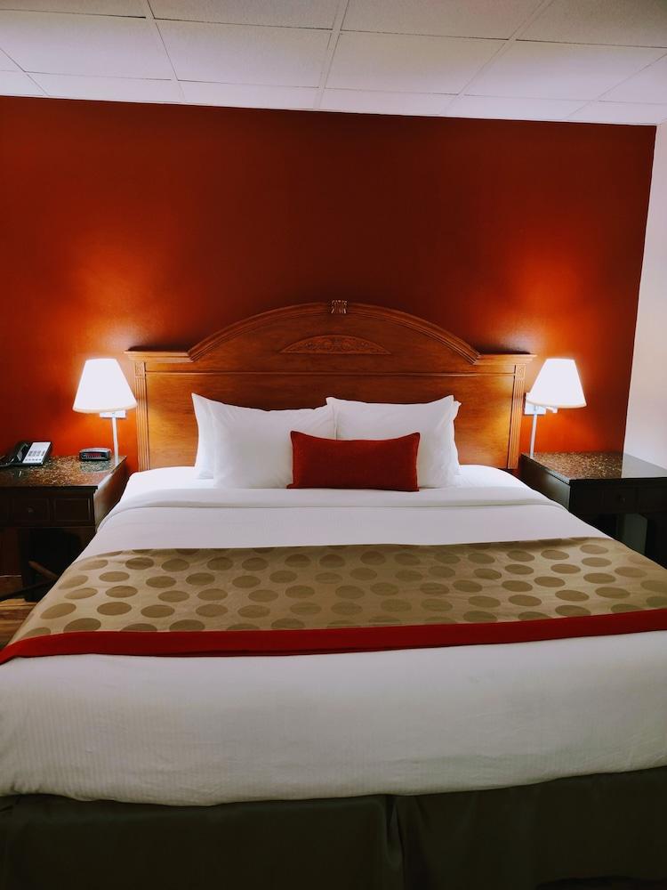 Ramada by Wyndham Albert Lea photo 32