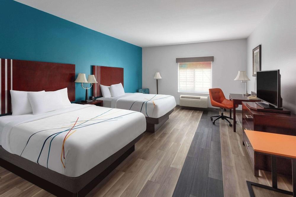 La Quinta Inn & Suites by Wyndham Woodward photo 29