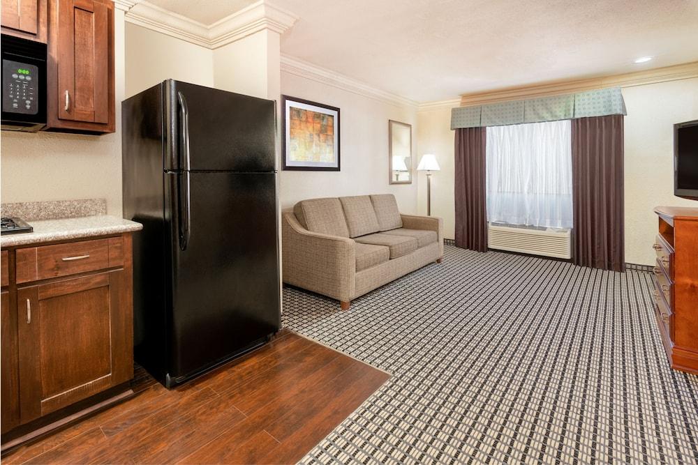 Ramada by Wyndham Houston Intercontinental Airport South photo 7