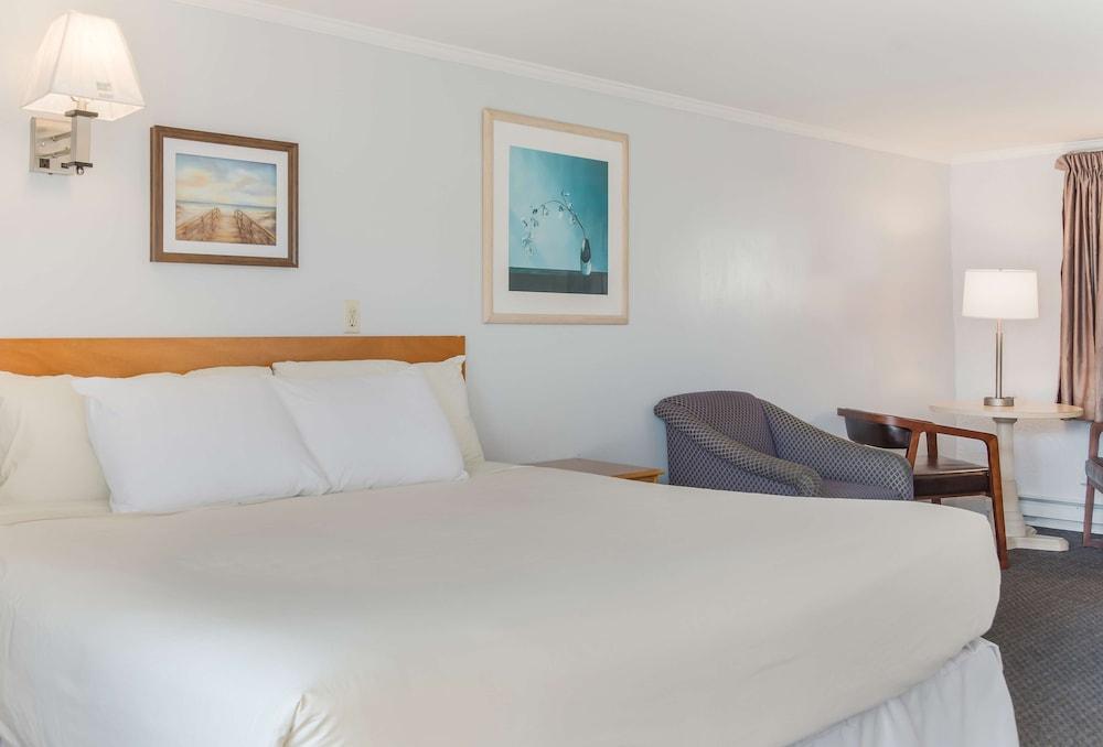 Americas Best Value Inn & Suites Hyannis Cape Cod photo 22