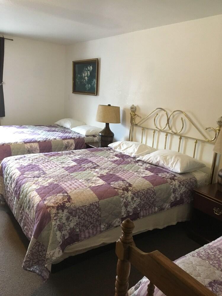 Scully's Manistee Outpost Motel photo 9