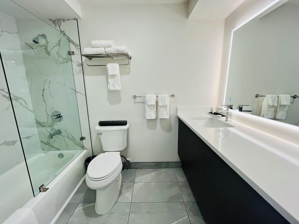 Clarion Pointe Mount Vernon - Burlington photo 16