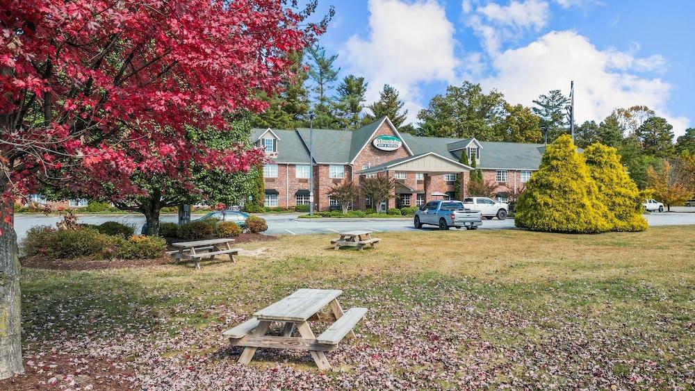 Mountain Inn & Suites photo 25