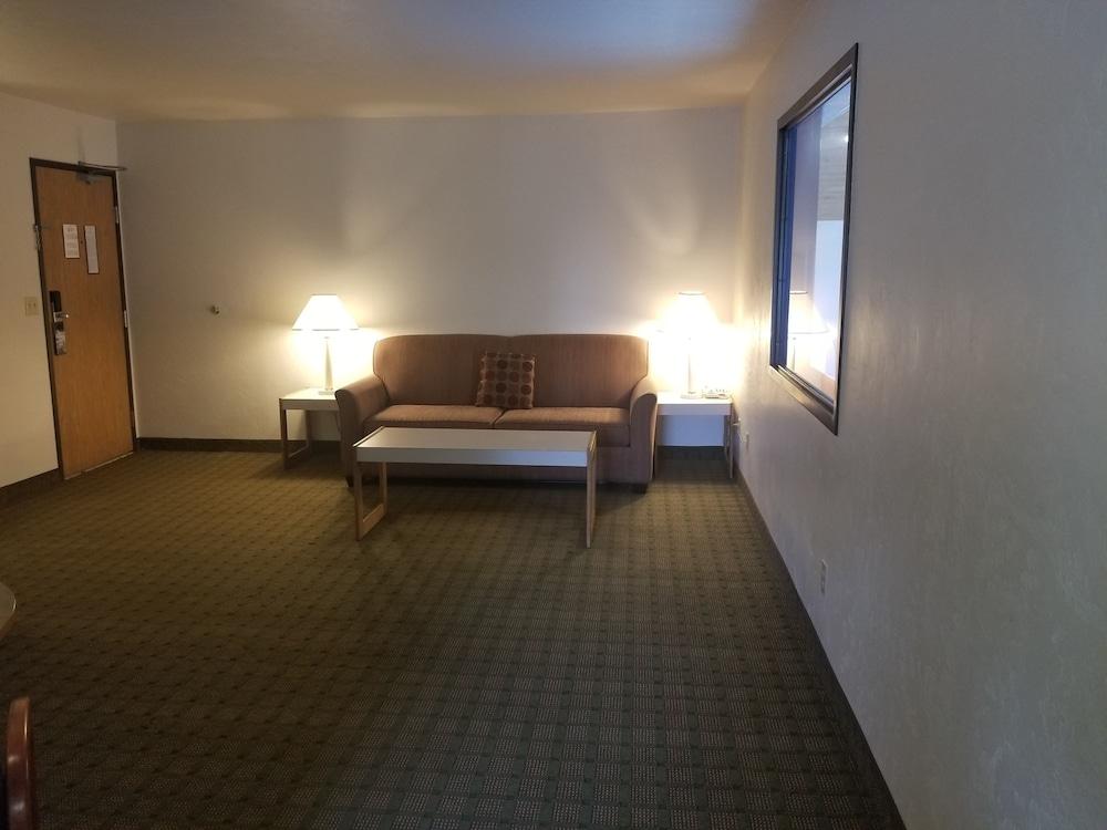 Super 8 by Wyndham Bend photo 6