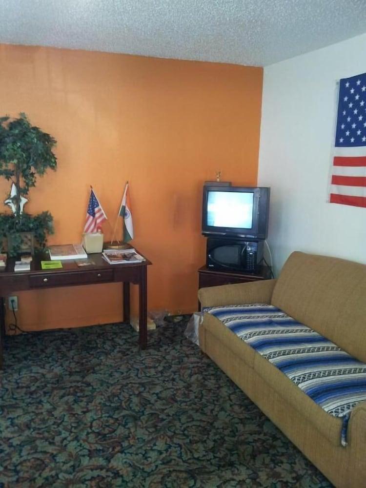 Deluxe Inn photo 7